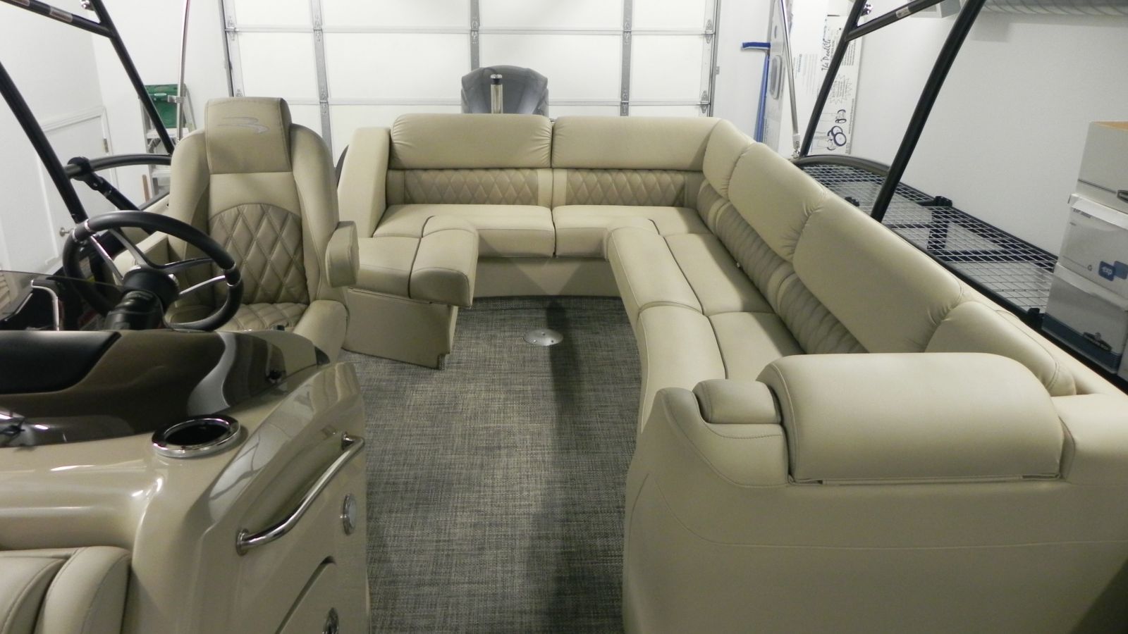 2016 Bennington 2550 QCL stern area