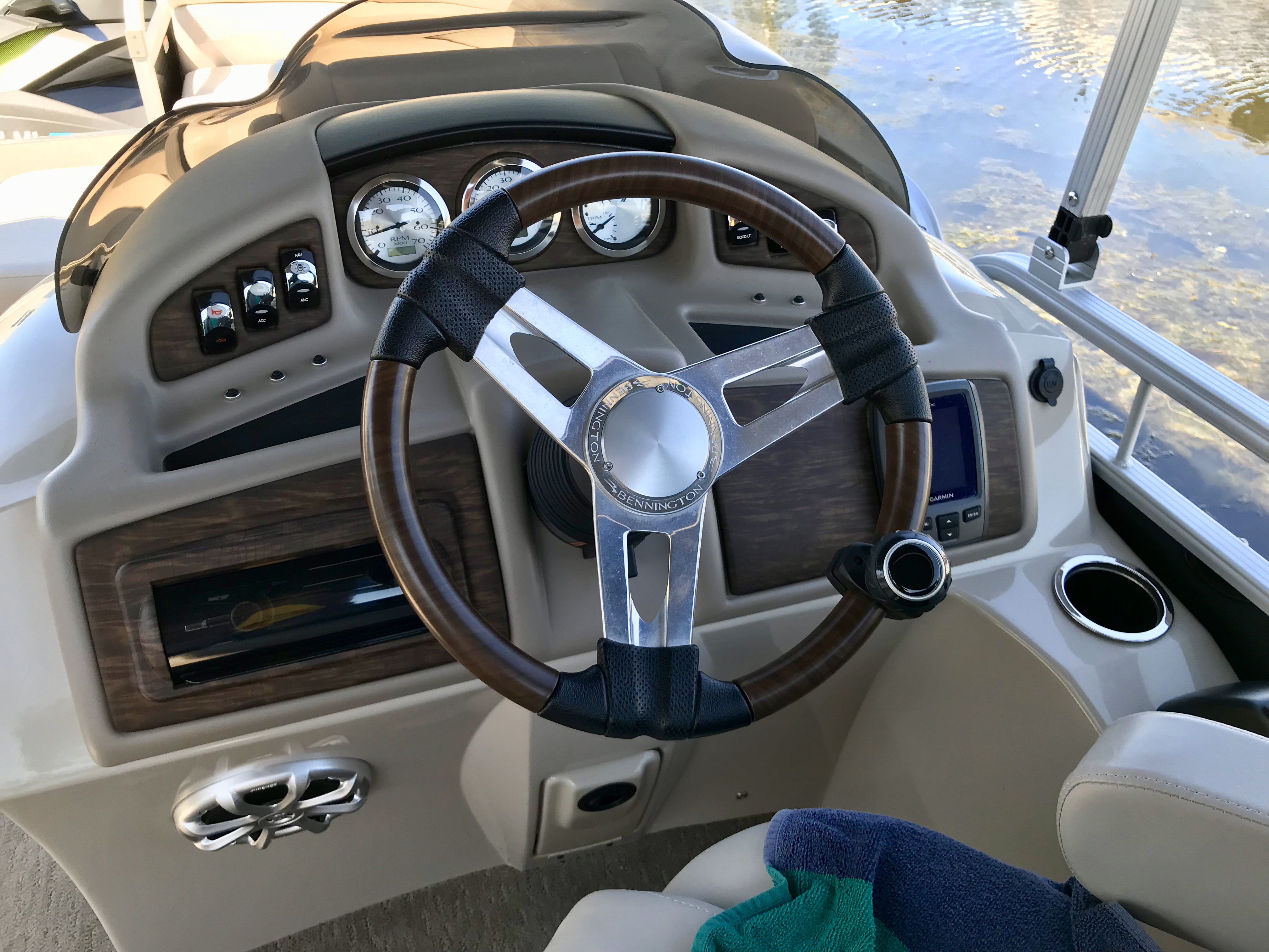 Helm with Steering Knob