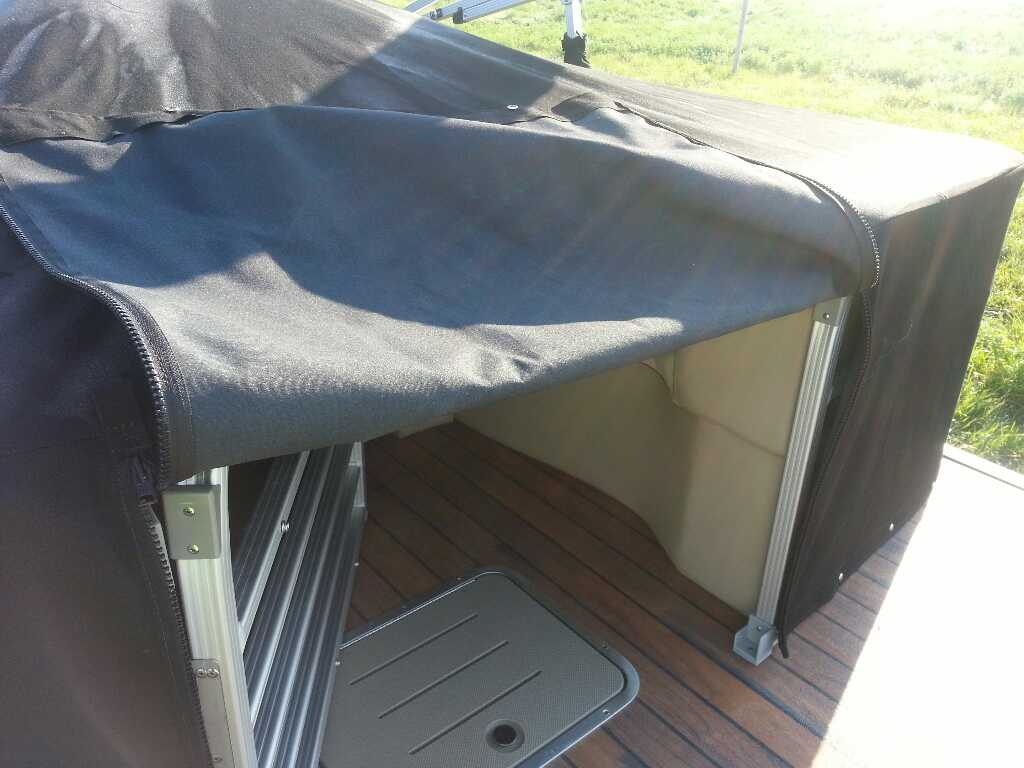 Zipper stern door open